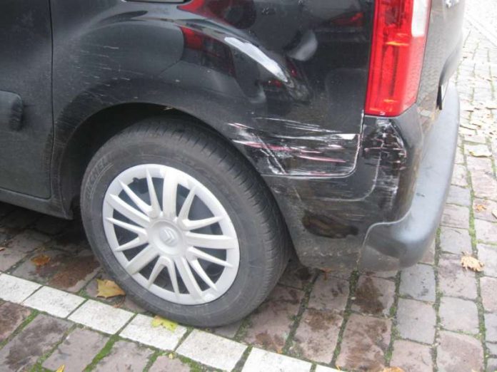 Das beschädigte Auto (Foto: Polizei)