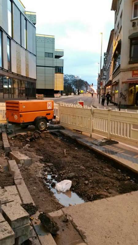 Die Baustelle direkt vor der Mall (Foto: Hans Trinkaus)