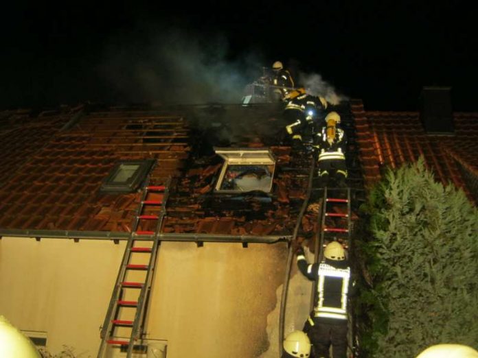 Ein Dachstuhl brannte (Foto: Polizei)