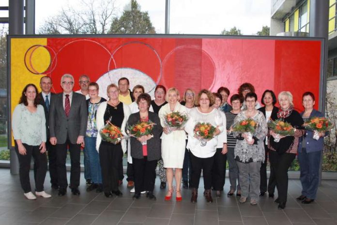 Versammelten sich zum Gruppenbild in der Eingangshalle des Ärztehauses II in der Röntgenstraße: Jubilarinnen und Jubilare sowie Neu-Ruheständler der GRN-Klinik Weinheim. (Foto: GRN)