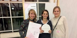 Die drei Studentinnen Alisha Knaus, Marianne Statt und Vanessa Busemann nahmen den Preis stellvertretend für das Team entgegen. (Foto: Hochschule Mainz)