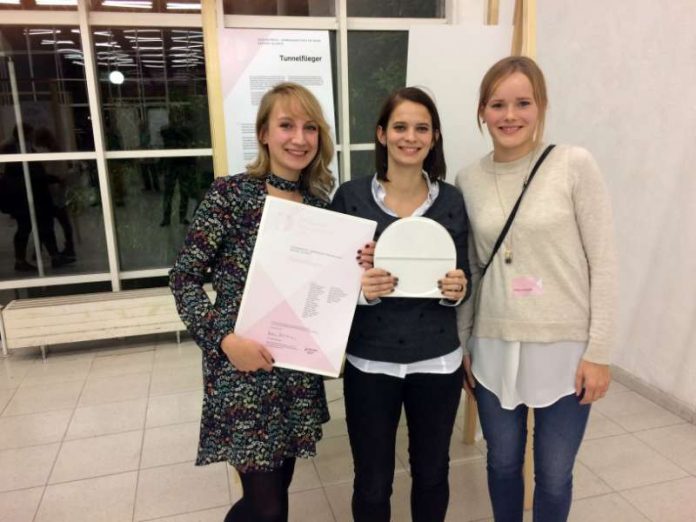 Die drei Studentinnen Alisha Knaus, Marianne Statt und Vanessa Busemann nahmen den Preis stellvertretend für das Team entgegen. (Foto: Hochschule Mainz)