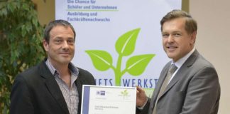 v.l.: Martin Burk, Schulleiter der Carl-Weyprecht-Schule in Bad König, und Dr. Uwe Vetterlein, Hauptgeschäftsführer der Industrie- und Handelskammer (IHK) Darmstadt Rhein Main Neckar, bei der Übergabe der Urkunde. (Foto: Dagmar Mendel)