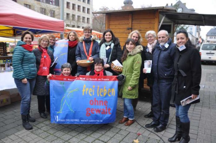 Oberbürgermeisterin Dr. Heike Kaster-Meurer besuchte den Infostand am Kornmarkt (Foto: Stadtverwaltung Bad Kreuznach)