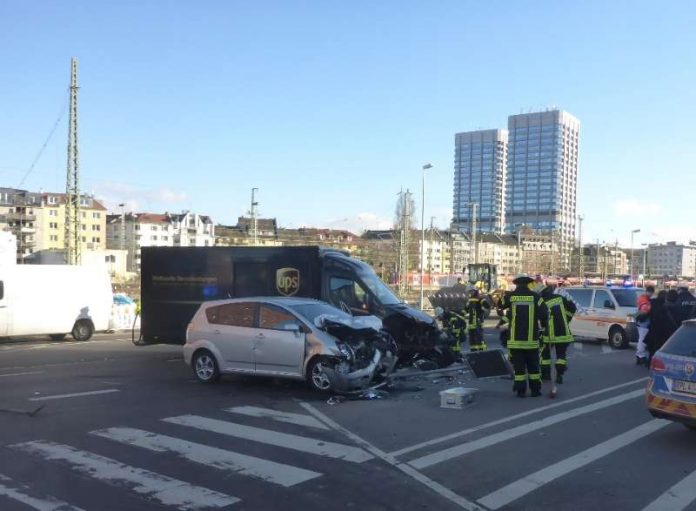 Die zwei beschädigten Fahrzeuge (Foto: Feuerwehr Mainz) Die zwei beschädigten Fahrzeuge (Foto: Feuerwehr Mainz)