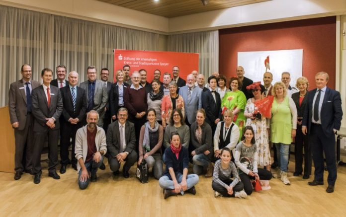 Oberbürgermeister Hansjörg Eger, Landrat Clemens Körner sowie die Sparkassenvorstände Dr. Rüdiger Linnebank und Klaus Steckmann übergaben Spenden der ehemaligen Kreis- und Stadtsparkasse Speyer an neun Vereine und Initiativen aus Speyer und dem südlichen Rhein-Pfalz-Kreis. (Foto: Sparkasse Vorderpfalz)