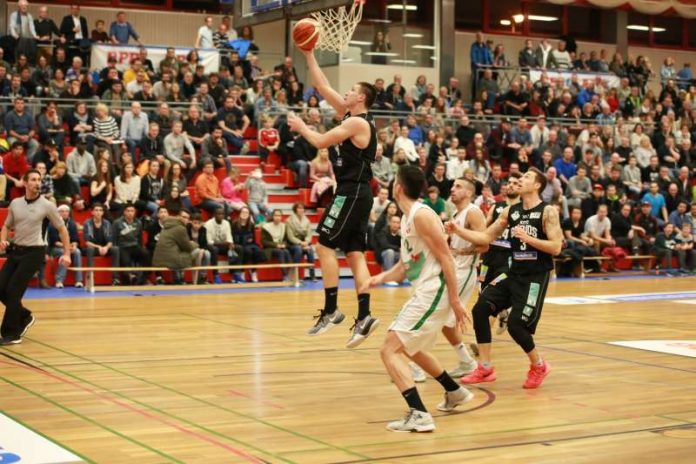 Luka Drezga beim Korbleger (Foto: KIT SC GEQUOS/Denny Möller)