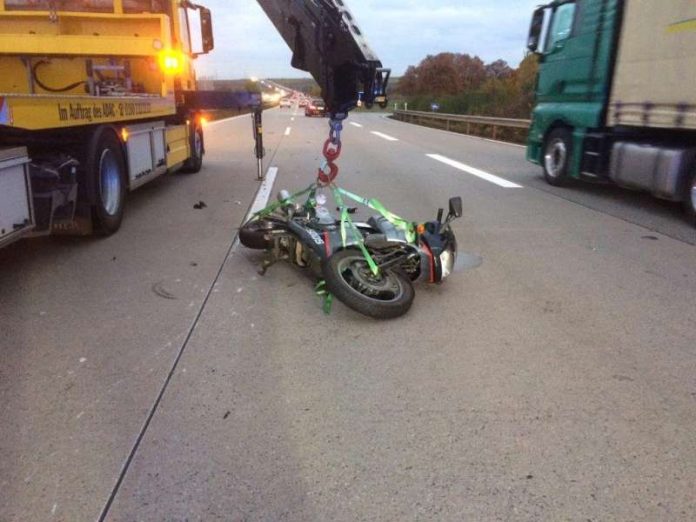 Die Motorradfahrerin wurde leichtverletzt (Foto: Polizei)