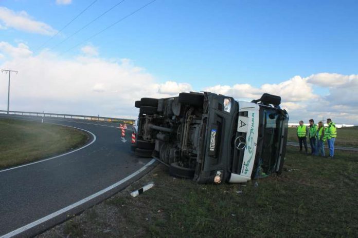 Der LKW kippte um (Foto: Polizei) Der LKW kippte um (Foto: Polizei)