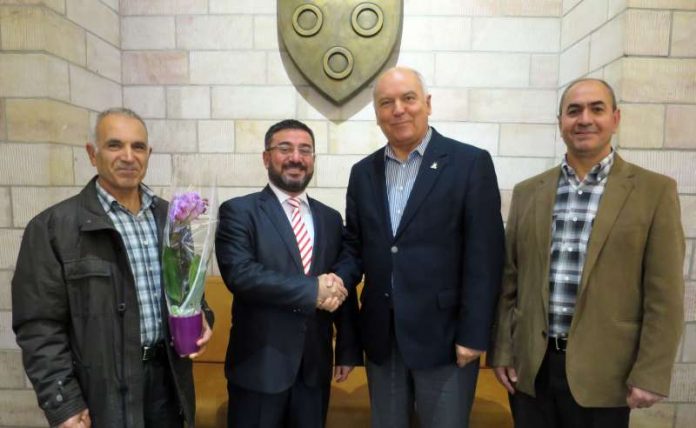 Der neue Imam Mustafa Caliskan beim Antrittsbesuch bei OB Löffler (Mitte); links Salih Yavas, rechts Nedim Kural (Foto: Stadtverwaltung Neustadt)