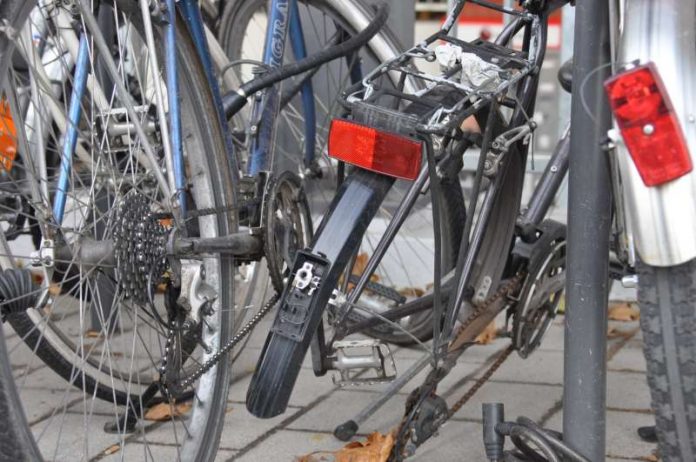 Am Landauer Hauptbahnhof stehen zahlreiche Fahrräder – nicht alle sind noch verkehrstauglich. (Foto: Stadt Landau in der Pfalz)