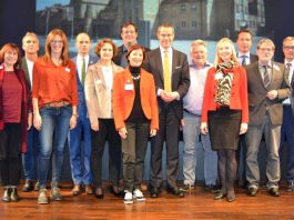 Bürgermeister und Schuldezernent Dr. Maximilian Ingenthron mit der versammelten Führungsriege der weiterführenden Schulen in Landau. (Foto: Stadt Landau in der Pfalz)