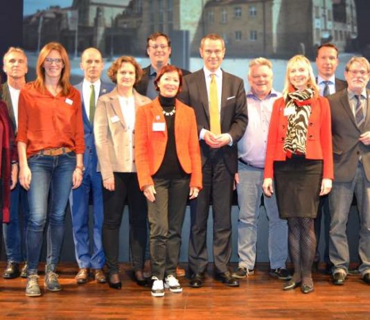 Bürgermeister und Schuldezernent Dr. Maximilian Ingenthron mit der versammelten Führungsriege der weiterführenden Schulen in Landau. (Foto: Stadt Landau in der Pfalz)