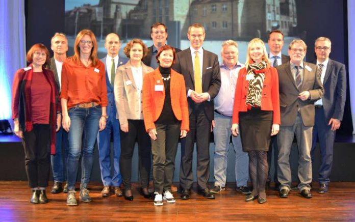 Bürgermeister und Schuldezernent Dr. Maximilian Ingenthron mit der versammelten Führungsriege der weiterführenden Schulen in Landau. (Foto: Stadt Landau in der Pfalz)