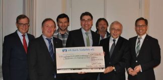 Oberbürgermeister Thomas Hirsch (Mitte), der zugleich Vorsitzender des Vereins „Ein Hospiz für Landau und die Südliche Weinstraße“ ist, nahm den Spendenscheck über 4222,19 Euro entgegen und bedankte sich für den Einsatz der Lions sowie die Unterstützung von „Benny‘s Fitnessworld“. (Foto: Stadt Landau in der Pfalz)
