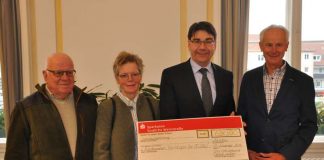 Oberbürgermeister Thomas Hirsch in seiner Eigenschaft als Vorsitzender des Fördervereins „Ein Hospiz für Landau und die Südliche Weinstraße“ gemeinsam mit dem Vorsitzenden des CDU-Ortsverbands Gleisweiler, Friedrich Doerr (r.) sowie Heike-Barbara Illner und Werner Seitz (l.) vom CDU-Ortsverband Gleisweiler bei der Übergabe des Spendenchecks. (Foto: Stadt Landau in der Pfalz)