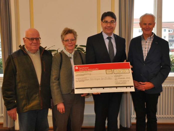 Oberbürgermeister Thomas Hirsch in seiner Eigenschaft als Vorsitzender des Fördervereins „Ein Hospiz für Landau und die Südliche Weinstraße“ gemeinsam mit dem Vorsitzenden des CDU-Ortsverbands Gleisweiler, Friedrich Doerr (r.) sowie Heike-Barbara Illner und Werner Seitz (l.) vom CDU-Ortsverband Gleisweiler bei der Übergabe des Spendenchecks. (Foto: Stadt Landau in der Pfalz)