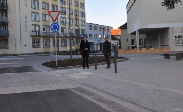 Bürgermeister und Ordnungsdezernent Dr. Maximilian Ingenthron (l.) gemeinsam mit Ralf Bernhard, Leiter der Abteilung für Mobilität und Verkehrsinfrastruktur, an den neu aufgestellten Pollern am Elias-Grünebaum-Platz. (Foto: Stadt Landau in der Pfalz)