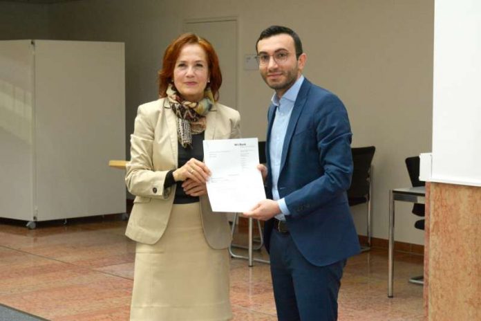 Mike Josef und Helga Jäger mit Zuwendungsbescheid für Aufnahme von Nied in Bund-Länder-Programm 'Soziale Stadt' (Foto: Stadtplanungsamt Frankfurt)