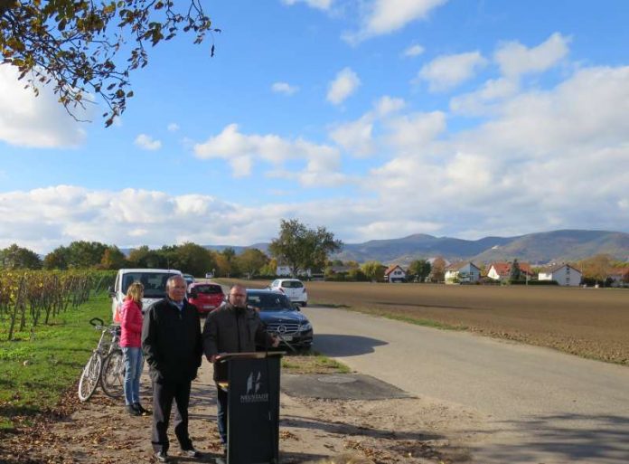 Eröffneten gemeinsam die sanierte Straße: OB Löffler (li.) und Ortsvorsteher Schick. (Foto: Stadtverwaltung Neustadt)