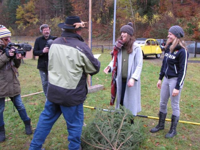 “Chef vum Knudfeschd” Herbert Laubscher bei der Siegerehrung mit SWR-Moderatorin Alina Schröder und Weltmeisterin Cora Möbius (rechts) (Foto: Wolfgang Jeblick)