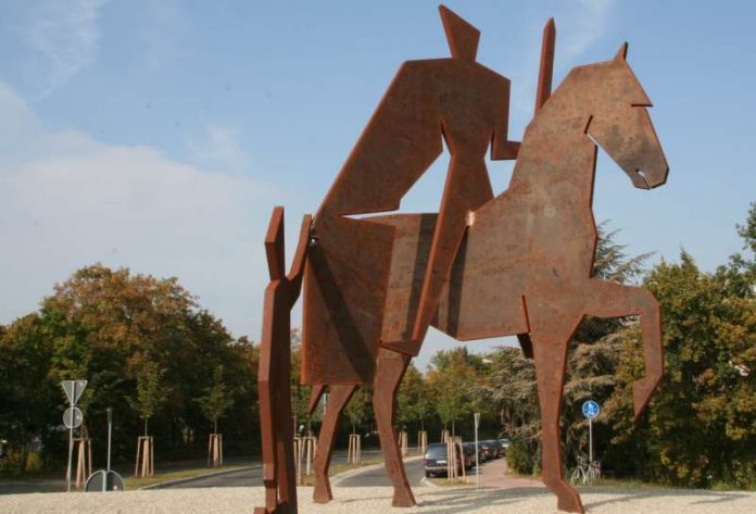 Wie St. Martin dem frierenden Bettler in seiner Not begegnet ist, daran erinnert die große Stahlskulptur, die der in Hördt/Pfalz lebende Künstler Andreas Helmling 2010 für den Verkehrskreisel vor der Martinsschule in Ladenburg im Auftrag des Rhein-Neckar-Kreises geschaffen hat. Trotz ihrer Dimension (6 Tonnen schwer, Gesamthöhe 3,50 Meter) strahlt die scherenschnittartige Skulptur eine unglaubliche Leichtigkeit aus und wirkt äußerst lebendig. Die Plastik schlägt den Bogen von der Verehrung des heiligen Martin, die in Ladenburg und Teilen des Rhein-Neckar-Kreises eine lange Tradition hat, zur Moderne. (Foto: Landratsamt Rhein-Neckar-Kreis)