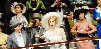 Cameron Becker (Freddy Eynsford-Hill), Kristina Stanek (Eliza Doolittle), STAATSOPERNCHOR (Foto: Falk von Traubenberg)