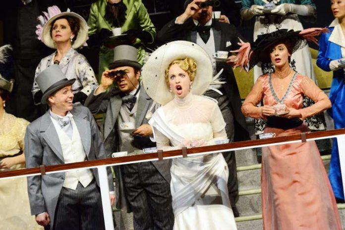 Cameron Becker (Freddy Eynsford-Hill), Kristina Stanek (Eliza Doolittle), STAATSOPERNCHOR (Foto: Falk von Traubenberg)