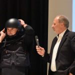 Die Polizei in Baden-Württemberg verfügt mittlerweile für besondere Einsatzlagen auf allen Streifenwagen über besondere Ausrüstung, wie Einsatztrainer Manfred Röckel demonstrierte. (Foto: Michael Genzwürker)