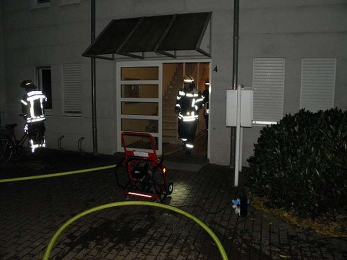 Ein Zimmerbrand in der Borkumer Straße beschäftigte heute Abend die Feuerwehr Wiesbaden. Bei dem Brand wurde eine Person schwer verletzt aus der Brandwohnung gerettet. Der Sachschaden beträgt ca. 50.000 Euro. (Foto: Feuerwehr Wiesbaden) Ein Zimmerbrand in der Borkumer Straße beschäftigte heute Abend die Feuerwehr Wiesbaden. Bei dem Brand wurde eine Person schwer verletzt aus der Brandwohnung gerettet. Der Sachschaden beträgt ca. 50.000 Euro. (Foto: Feuerwehr Wiesbaden)