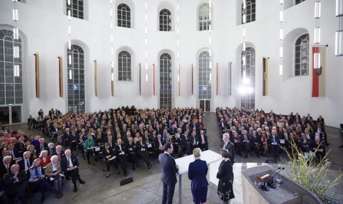 Die Polytechnische Gesellschaft feiert ihr 200. Jubiläum mit 800 Gästen in der Paulskirche Die Polytechnische Gesellschaft feiert ihr 200. Jubiläum mit 800 Gästen in der Paulskirche (Foto: Dominik Buschardt Die Redner des Abends (von rechts nach links): Festredner Prof. Dr. Andreas Rödder, Oberbürgermeister Peter Feldmann, Präsident der Polytechnischen Gesellschaft Walther von Wietzlow, Ministerpräsident Volker Bouffier Die Redner des Abends (von rechts nach links): Festredner Prof. Dr. Andreas Rödder, Oberbürgermeister Peter Feldmann, Präsident der Polytechnischen Gesellschaft Walther von Wietzlow, Ministerpräsident Volker Bouffier Pressefoto, 24. November 2016, Fotograf: Dominik Buschardt)