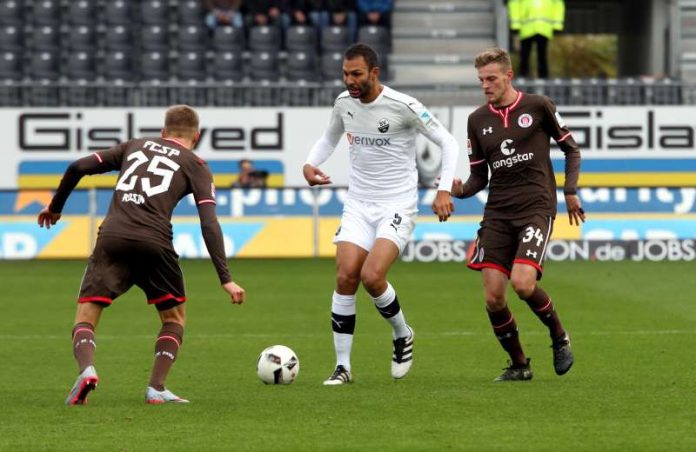 Muss im Pokal ersetzt werden: Daniel Gordon (am Ball), Innenverteidiger des SV Sandhausen, sitzt eine Sperre von insgesamt vier Partien im Cup-Wettbewerb ab. (Foto: SV Sandhausen)