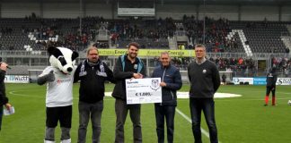 Goalgetter-Chef Sascha Knobloch (Mi.) übergibt den übergroßen Scheck an SVS-Jugendvorstand Rolf Frey (2.v.r.). (Foto: SV Sandhausen)