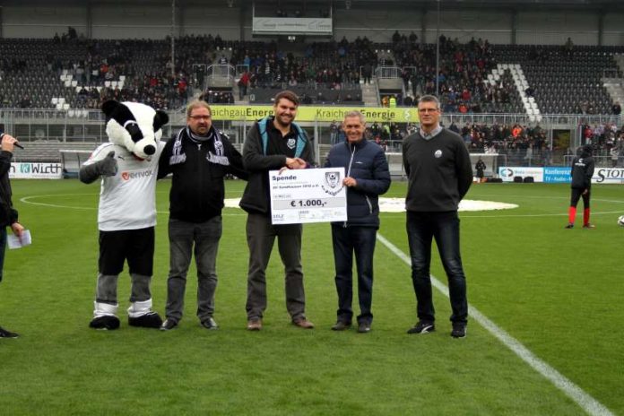 Goalgetter-Chef Sascha Knobloch (Mi.) übergibt den übergroßen Scheck an SVS-Jugendvorstand Rolf Frey (2.v.r.). (Foto: SV Sandhausen)