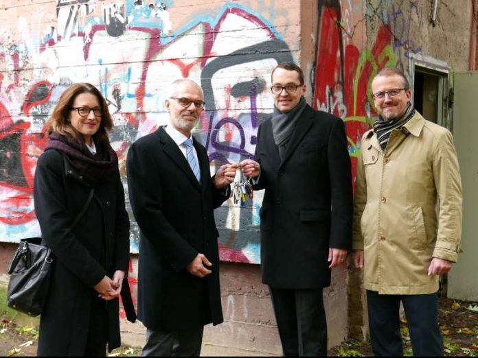 Jan Schneider bei symbolischer Schlüsselübergabe zum Ankauf von sechs Hochbunkeranlagen (Foto: Stadt Frankfurt)