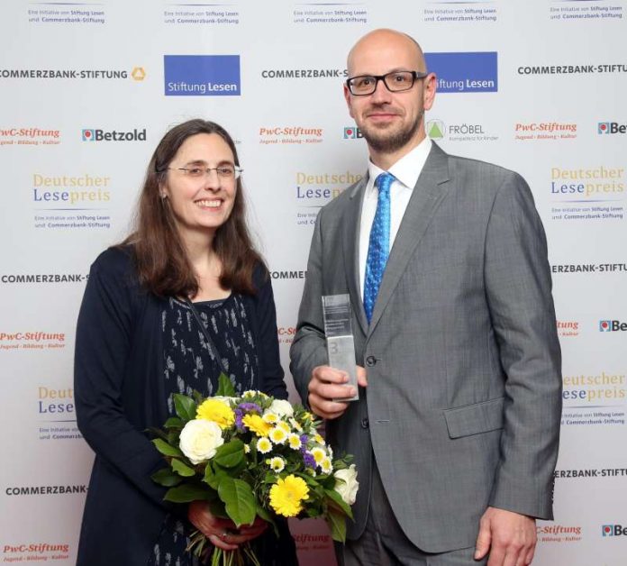 Bettina Hartling und Dr. Bernd Schmid-Ruhe (Foto: Stiftung Lesen)