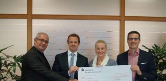 Heiko Beer (li.) und Otilia Toma (Golfclub Altrhein) zusammen mit Björn Kaupp (Autohaus Stefan, mi.) bei der Übergabe des 2.000 Euro-Schecks an OB Sebastian Schrempp zugunsten des Sozialfonds. (Foto: Stadtverwaltung Rheinstetten)