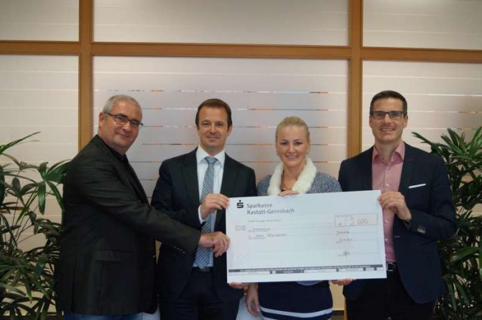 Heiko Beer (li.) und Otilia Toma (Golfclub Altrhein) zusammen mit Björn Kaupp (Autohaus Stefan, mi.) bei der Übergabe des 2.000 Euro-Schecks an OB Sebastian Schrempp zugunsten des Sozialfonds. (Foto: Stadtverwaltung Rheinstetten)