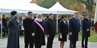 Deutsche und französische offizielle Vertreter gedenken gemeinsam der Gefallenen auf dem Deutschen Soldatenfriedhof im elsässischen Bad Niederbronn. (Foto: Stadt Rheinstetten)