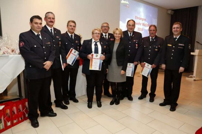 Bürgermeisterin Christiane Staab bei der Ehrung der Dienstältesten, die sie mit Thorsten Plachta (links) und Thomas Frank (re.) vornahm. Gewürdigt wurden (v.l.n. r.) Klaus Deschner, Frank Eck, Monika Heim, Leo Müller, Thomas Hetzel und Hermann Trunk (Fotos: Jan A. Pfeifer)