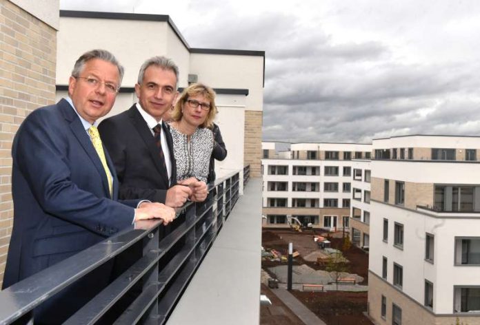 OB Peter Feldmann mit Constantin Westphal und Monika Fontaine-Kretschmer an der Riedbergwelle (Foto: Rainer Rüffer) OB Peter Feldmann mit Constantin Westphal und Monika Fontaine-Kretschmer an der Riedbergwelle (Foto: Rainer Rüffer)