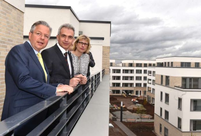 OB Peter Feldmann mit Constantin Westphal und Monika Fontaine-Kretschmer an der Riedbergwelle (Foto: Rainer Rüffer)