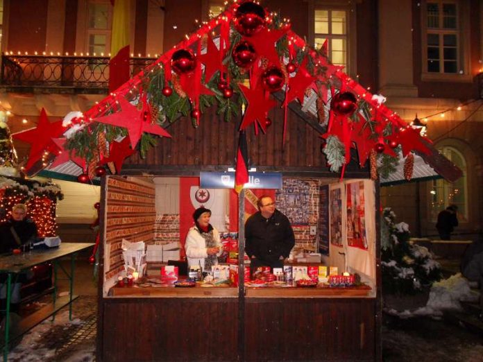 Das Partnerschaftshäuschen auf dem Christkindlesmarkt. (Foto: Wilhelm)