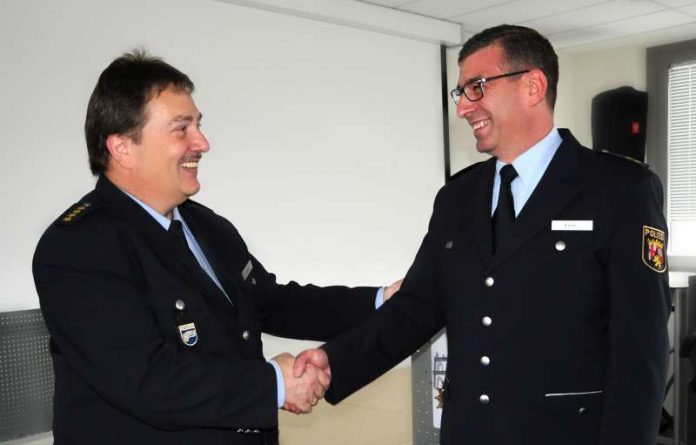 v.l.: Stellvertretender Polizeipräsident Franz-Josef Brandt gratuliert dem neuen Leiter der Polizeiinspektion Kaiserslautern 2, Polizeioberrat Ralf Klein (Foto: Polizei)