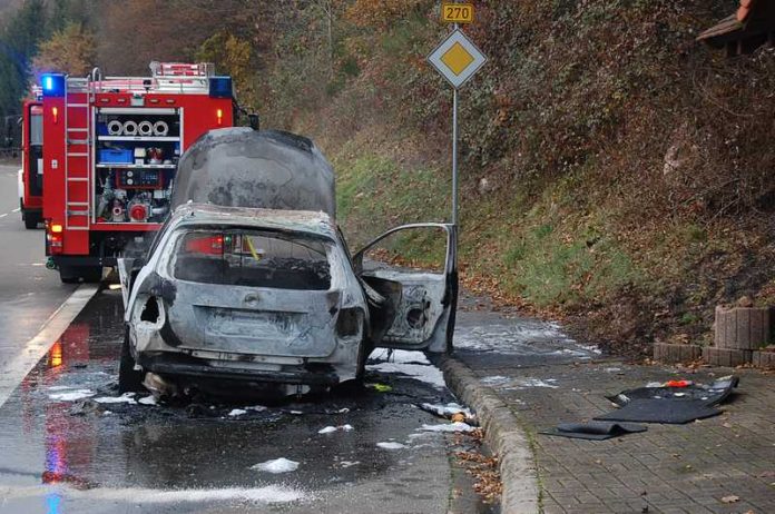 Der Fahrer konnte sich unverletzt in Sicherheit bringen Der Fahrer konnte sich unverletzt in Sicherheit bringen