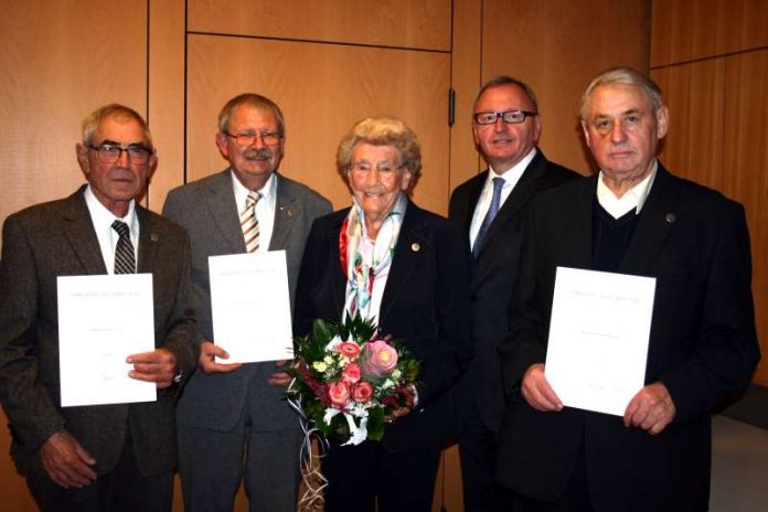 Landrat Ernst Walter Görisch (2.v.r.) zeichnete (v.l.) Kurt Mann, Richard Götz, Elise Weidmann und Peter Berger mit der Ehrennadel des Landes Rheinland-Pfalz aus. (Foto: Simone Stier)