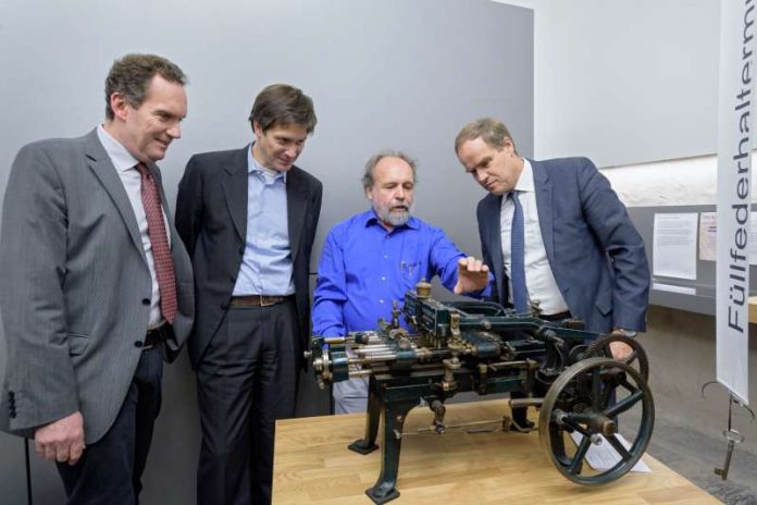 Thomas Neureither (zweiter von rechts) hat viele der Ausstellungsstücke vor dem Schrottplatz bewahrt und dem Museum zur Verfügung gestellt. Bei der Einweihung zeigt er Oberbürgermeister Dr. Eckart Würzner, dem Ersten Bürgermeister Jürgen Odszuck und dem Stadtteilvereins-Vorsitzendem Gerhard Genthner (von rechts) die Funktion eines Exponates. (Foto: Philipp Rothe)