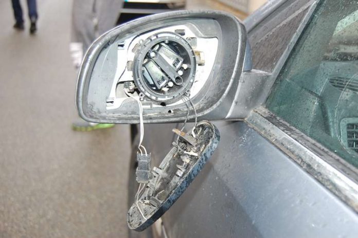Der Außenspiegel wurde im Vorbeifahren beschädigt. (Foto: Polizei)