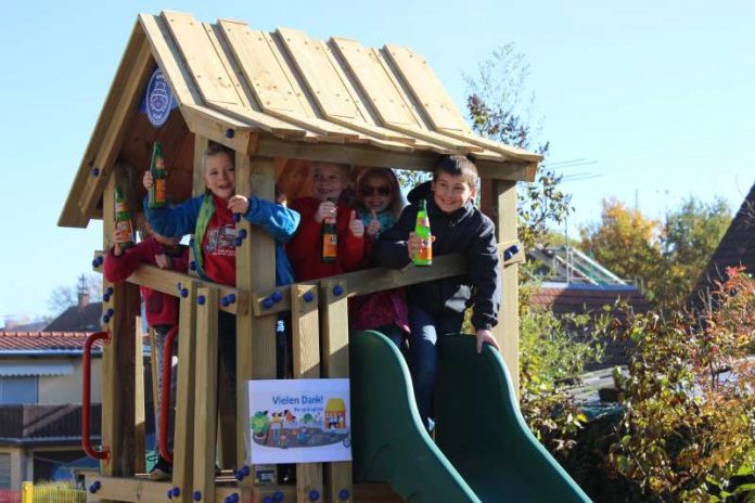 Die Kinder auf ihrem neuen Kletterturm. (Foto: Stadtwerke Annweiler)