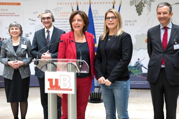 v.l.: Prof. Dr. Mechthild Dreyer, Vizepräsidentin für Studium und Lehre der Johannes Gutenberg-Universität Mainz, Prof. Dr. Alain Bonnin, Präsident der Université de Bourgogne, Ministerpräsidentin Malu Dreyer, Tanja Herrmann von der Abteilung Studium und Lehre an der JGU und Prof. Dr. Dr. h. c. David Capitant, Vizepräsident der Deutsch-Französischen Hochschule (Foto: Bildergalerie rlp)